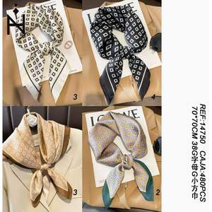 Foulard quadrato 70x70 cm con motivo a lettera G, accessorio moda per donna - Product Image 3