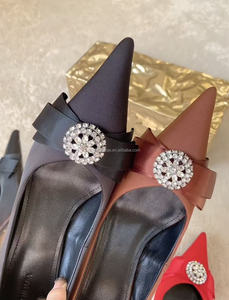 Zapatos de tacón alto de satén de 90 mm, estilo Avenue Palazzo, de diseñador, con punta en pico y lazo de diamantes de imitación. - Product Image 4