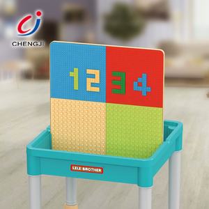 Bambini prima educazione plastica che studiano giocando a blocchi di costruzione tavolo - Product Image 5