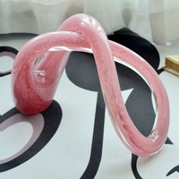 Objet d'art contemporain en verre soufflé rose, sculpture musicale abstraite faite à la main avec des formes fluides pour la décoration de maison de luxe