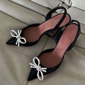 <span class=keywords><strong>Scarpe</strong></span> da Donna con Tacco a Blocco Geometrico in Raso Oro Rosa, Punta Affusolata, Slingback, Fiocco di Cristallo, per Feste ed Eventi Serali - Product Image 1