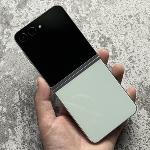 Z Flip5 หน้าจอ AMOLED 6.7 นิ้ว 120Hz แรม 8GB ความจุ 256GB รองรับ 5G ระบบปฏิบัติการ Android 14 Octa Core กล้อง 50MP เซ็นเซอร์ลายนิ้วมือ แบตเตอรี่ 3700mAh โทรศัพท์มือถือรุ่นใหม่ - Product Image 1