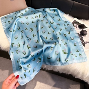 Écharpe carrée en soie pour femme, 70 cm, motif muguet bleu clair, foulard pour cheveux - Product Image 1