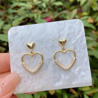 1 paire de boucles d'oreilles pendantes élégantes de style vintage pour femme, forme géométrique de cœur, incrustation de zircon en cuivre plaqué or 18 carats, boucles d'oreilles, clous d'oreilles