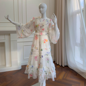 Robe <span class=keywords><strong>longue</strong></span> évasée taille haute à col en V, manches bouffantes, imprimé patchwork, volants floraux et blocs de couleur, style vacances à la française, collection Printemps Doux - Product Image 1