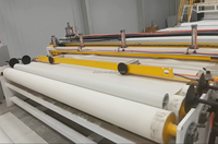 Ligne de production d'extrusion de feuilles PVC PE HDPE PP, extrudeuse à vis simple, calandre, contrôle PLC, ligne de production de revêtements de sol PVC LVT