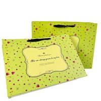 Sacs cadeaux en papier cartonné blanc en gros, sacs d'emballage haut de gamme prêts à l'emploi pour magasins de vêtements et bijouteries avec impression de logo personnalisé