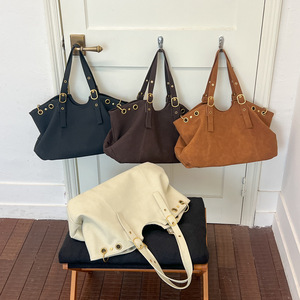 Wildleder-Tragetasche mit Ösen für Damen, neue trendige modische Schultertasche mit großem Fassungsvermögen, vielseitige und stilvolle Nieten-Biker-Handtasche - Product Image 1
