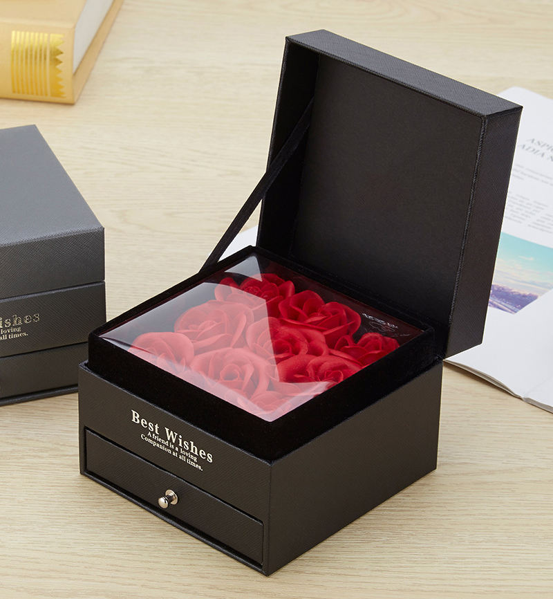 กุหลาบแดงในกล่องดำ