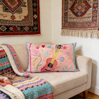 Coussin décoratif en velours rose avec broderie de guitare, signe de paix, franges arc-en-ciel, style hippie, pour canapé