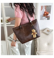Grand sac fourre-tout en cuir PU pour femme, sac à main vintage à bandoulière avec pendentif ours pour le travail et les trajets quotidiens