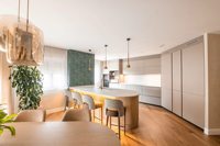 Meuble de cuisine shaker bleu poudré avec îlot central, quincaillerie dorée, plan de travail en marbre, panneau stratifié PVC E1, ensemble de meubles sur mesure