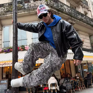 جاكيت جلدي مخصص بشعار مطرز عالي الجودة، سترة رياضية خارجية سميكة بسحاب وتصميم قصير - Product Image 2