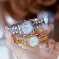 Montre pour femme en vente chaude |   Boîtier rond Bracelet en acier inoxydable |   Affichage de la date et cadran en nacre |   Conception polyvalente
