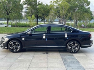 Auto Usado para Exportación, Magotan Edición 2023, Sedán Mediano, Volante a la Izquierda, Transmisión Automática, 250-300PS - Product Image 4