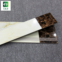 Carrelage d'escalier en céramique de porcelaine aspect marbre blanc Carrare antidérapant, blanc brillant et Emperador foncé