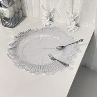 Chargeurs décoratifs en or de 13 pouces Assiettes de présentation florales en plastique perlées en or Assiettes de présentation argentées en or de mariage en vrac pour le dîner