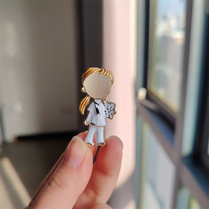 Japon sevimli Anime broş niş tasarım işık lüks erkek kadın doktor broş sadelik çift giyim yaratıcı aksesuarları - Product Image 3