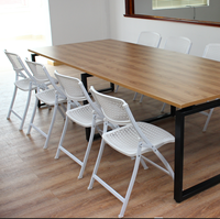 Chaise pliante moderne robuste en plastique avec dossier en maille, cadre en acier et pieds courbés pour bureau, réunions, extérieur et hôtels
