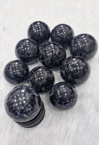 Sphère de cristal d'indigo Gabbro artisanale très demandée pour la thérapie Reiki, l'équilibrage des chakras et la méditation, disponible à la vente - Product Image 2
