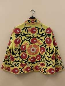 Veste florale brodée Suzani en coton TNT artisanal, style bohème, pour femme, idéale pour le printemps - Product Image 3