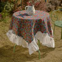 Nappe ronde vintage en jacquard à motif de briques colorées, avec bordure en dentelle à volants blancs, en mélange coton et polyester