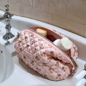 Pochette de toilette de voyage personnalisée <span class=keywords><strong>avec</strong></span> imprimé, sac cosmétique matelassé <span class=keywords><strong>avec</strong></span> un ours en peluche - Product Image 1