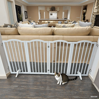 Barrière de sécurité moderne rétractable à 4 panneaux pour usage intérieur et domestique Conception de grille supérieure arquée Supports à 2 pieds Matériau en bois sans danger pour les chiens