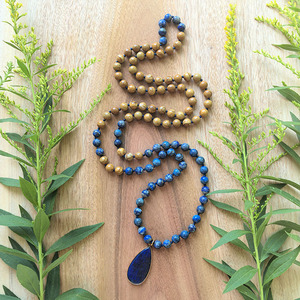 Mala in diaspro venato, ciondolo in lapislazzuli, collana da meditazione con 108 perle annodate a mano, gioielli yoga, cristalli curativi, regalo per la connessione con la terra - Product Image 5
