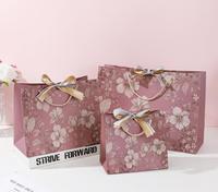 Sac cadeau haut de gamme violet personnalisable avec poignée longue, sac de shopping souvenir en carton blanc avec impression personnalisée