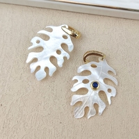Pendentif en pierres précieuses en gros avec zircon incrusté, feuille de Monstera en nacre naturelle, pendentif coquillage pour colliers