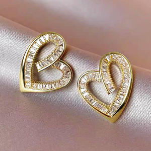 Orecchini a perno a forma di cuore placcati oro con strass di cristallo incastonati a canale, gioielli di moda da donna, idea regalo - Product Image 3