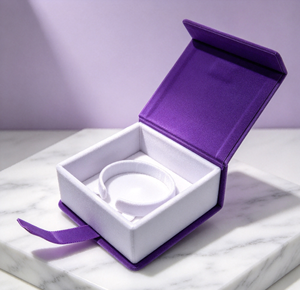Caja de Pulsera de Terciopelo Morado de Alta Gama Hecha a Mano con Cierre Magnético, Forro Interior Blanco, Tela de Terciopelo Suave, Impresión a Cuatro Colores - Product Image 3