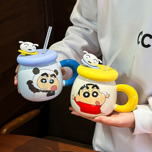 Taza de cerámica de Crayon Shin-chan con tapa y pajita, diseño de dibujos animados en azul y amarillo, para oficina o regalo. - Product Image 1