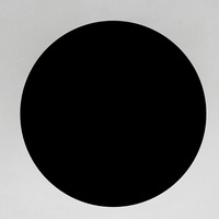 Table d'appoint ronde en marbre noir mat avec base conique intégrée en pierre massif, mobilier d'appoint minimaliste pour intérieur, maison de rêve