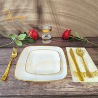 Vaisselle jetable en plastique blanc de luxe assiettes carrées bordées d'or pour banquet de mariage