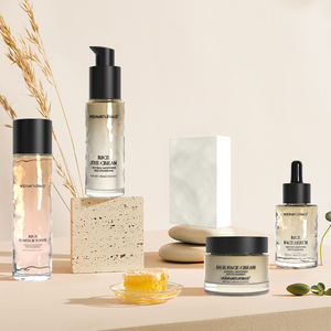 Ensemble de soins de la peau du <span class=keywords><strong>visage</strong></span> au riz hydratant blanchissant nourrissant de marque privée 5 pièces à utiliser pour le <span class=keywords><strong>visage</strong></span> - Product Image 1