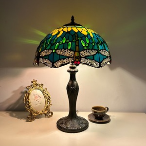 Đèn bàn kính màu 25.6 inch phong cách Tiffany với bóng hồng đỏ và hạt pha lê-2 đèn, hoàn thiện cổ - Product Image 2