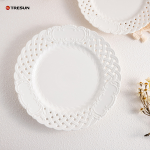 Assiettes en céramique blanches vintage en gros, à motif ajouré en dentelle, rondes en porcelaine, pour service de table de mariage - Product Image 3