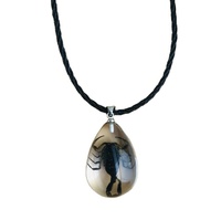 Prix d'usine vente en gros résine micro paysage véritable insecte jaune scorpion ambre collier pour vente au zoo