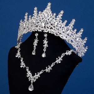 ชุดเครื่องประดับมงกุฎสามชิ้นชุบทองประดับคริสตัลหรูหราสไตล์วินเทจสำหรับราชินี ชุดเจ้าสาว ต่างหู สร้อยคอ มงกุฎ สำหรับวันเกิด - Product Image 4