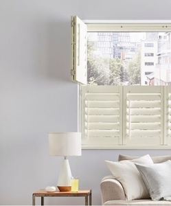 Volets Intérieurs Commerciaux pour Hôtels et Bureaux – Styles Multiples en Paulownia, Tilleul, PVC – Ignifuges – Projets Personnalisés – Fabrication OEM – Vente en Gros - Product Image 2