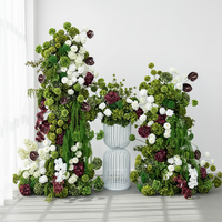Witte en groene kunstmatige rozen en hortensia bloemstukken, perfect voor luxueuze bruiloftachtergronden en tafeldecoraties