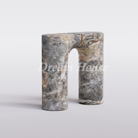 Table console en marbre courbée Dream Home avec base à double pilier rond et finition en laiton, console design en pierre pour la décoration du hall d'une villa