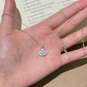 Collar con Colgante de Rubí Ovalado en Forma de Huevo de Paloma, Plata de Ley S925, con Diseño de Lujo en Platino, Estilo Niche Light Touch - Product Image 4