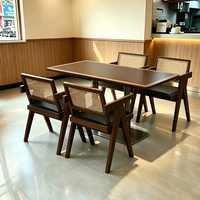 Table de café BST en noyer foncé avec plateau noir et chaises en cuir à dossier en rotin pour café