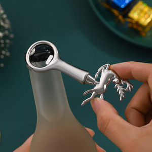 Abridor de Botellas Flying Deer de Aleación de Zinc Dorado, Regalo Navideño, Herramienta Novedosa - Product Image 2
