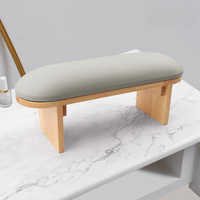 Coussin de manucure moderne en bois avec surface en cuir inclinée pour salons de manucure en bois naturel