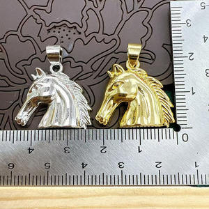 CZ9318 Colgante de Plata Chapado en Oro de 18k con Circonitas Cúbicas, Diseño de Herradura y Cabeza de Caballo de la Suerte - Product Image 4