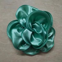 Grande fleur en tissu satiné tendance pour la décoration de robes féminines
